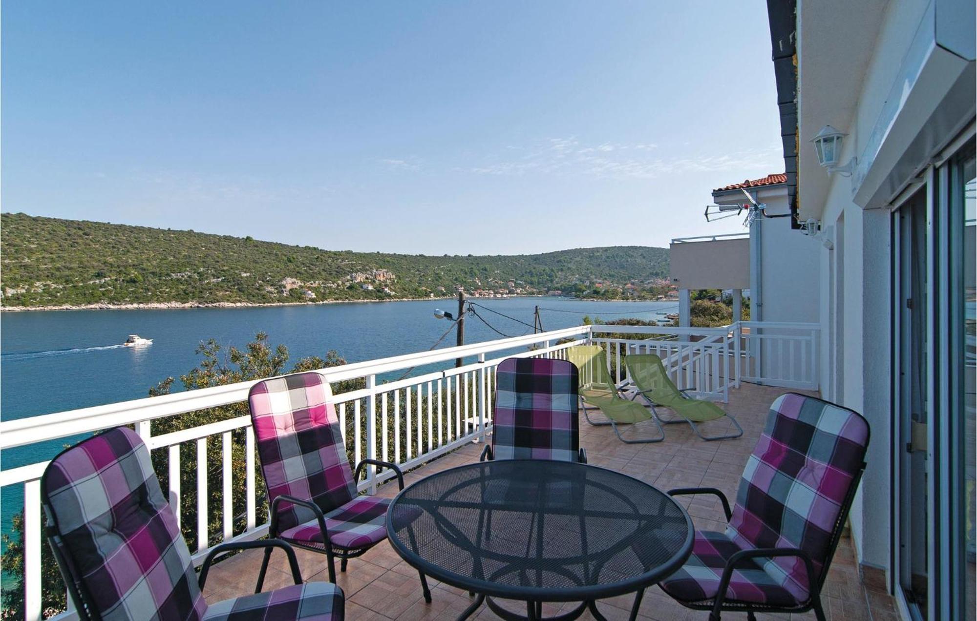 2 Bedroom Awesome Apartment In Drvenik Veliki Exterior foto